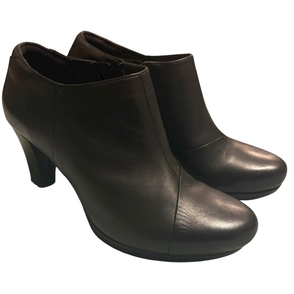 Clarks black leather heeled booties zipper closure size 8.5